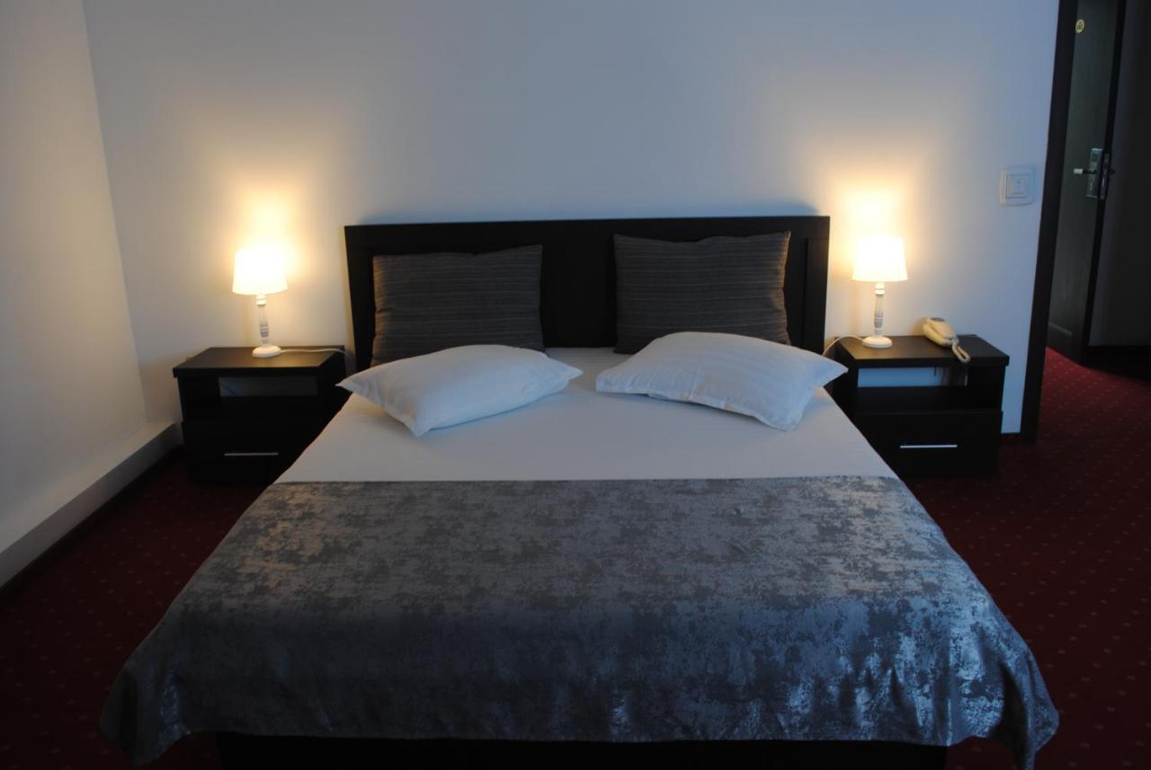Hotel Corona โดรเบตา-ตูร์นู เซเวริน ภายนอก รูปภาพ