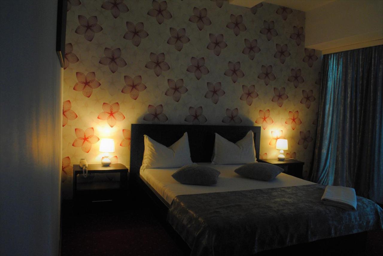 Hotel Corona โดรเบตา-ตูร์นู เซเวริน ภายนอก รูปภาพ