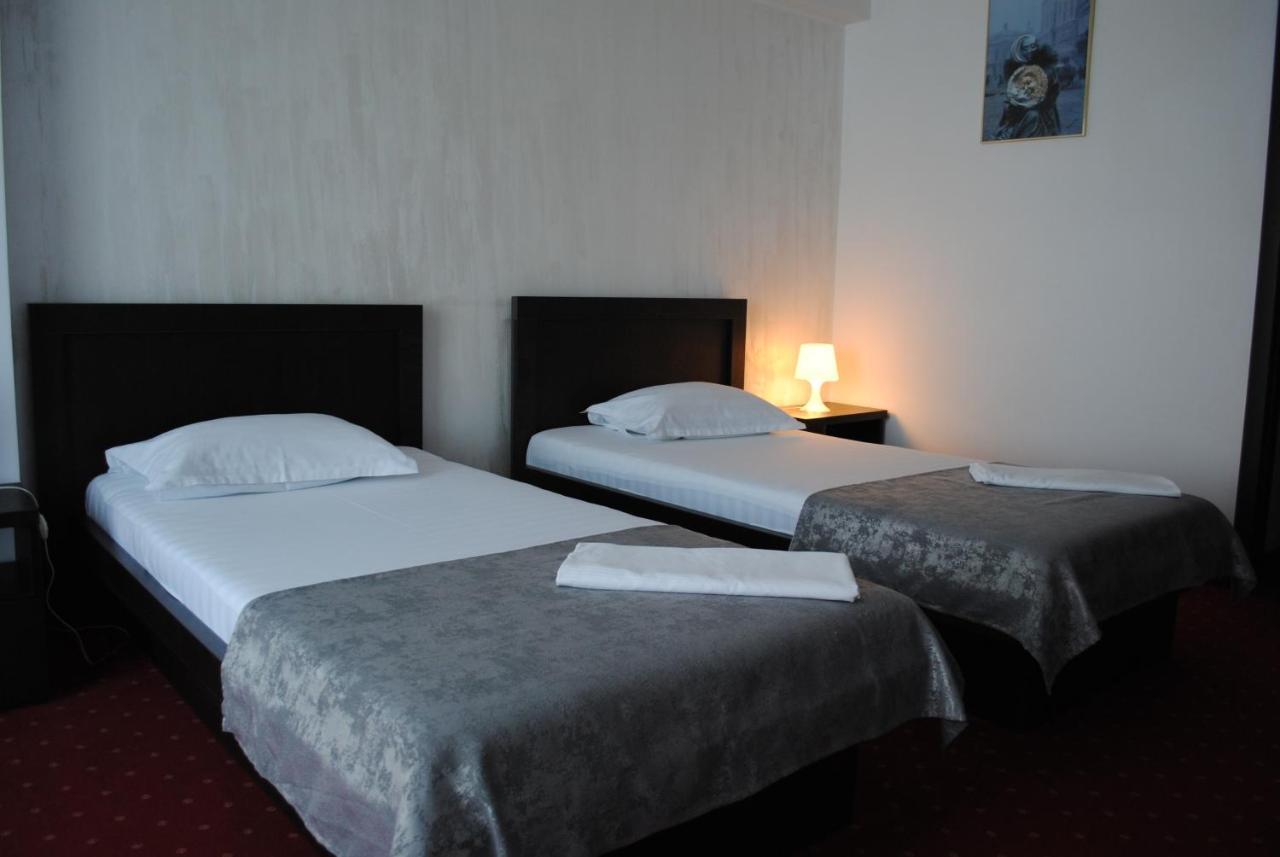 Hotel Corona โดรเบตา-ตูร์นู เซเวริน ภายนอก รูปภาพ