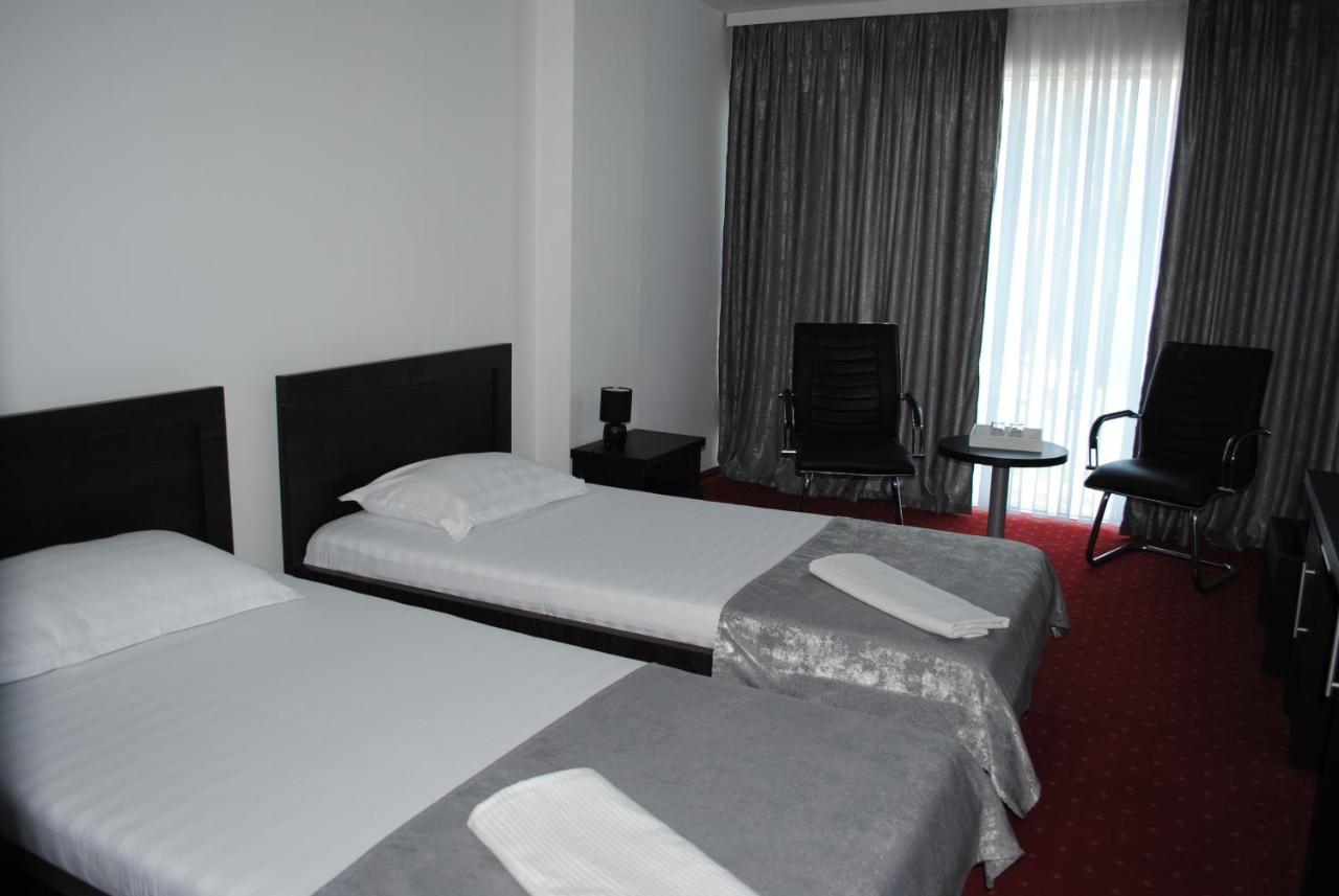 Hotel Corona โดรเบตา-ตูร์นู เซเวริน ภายนอก รูปภาพ