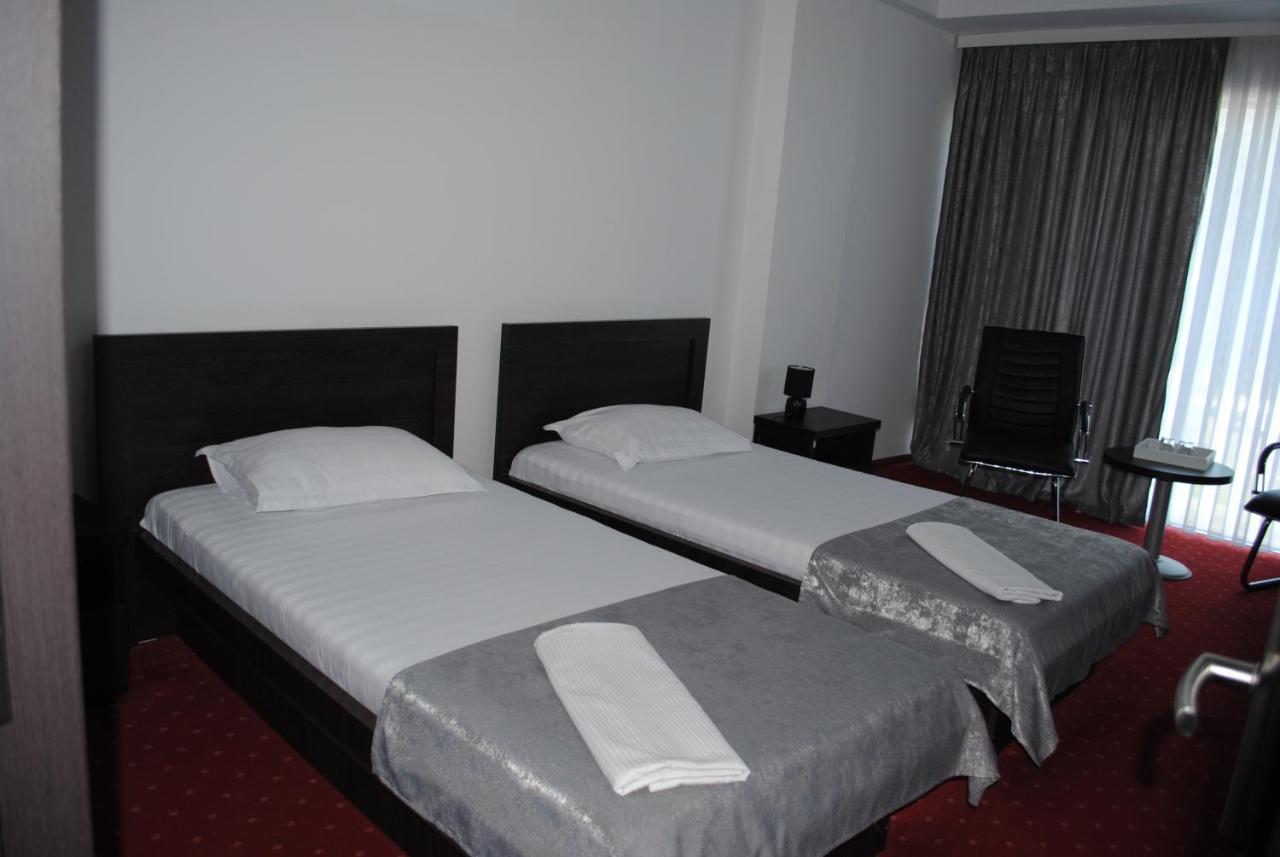 Hotel Corona โดรเบตา-ตูร์นู เซเวริน ภายนอก รูปภาพ