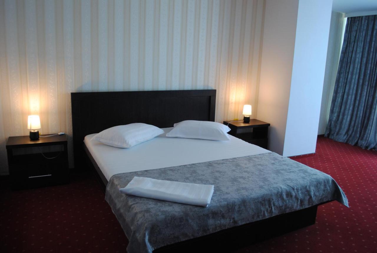 Hotel Corona โดรเบตา-ตูร์นู เซเวริน ภายนอก รูปภาพ