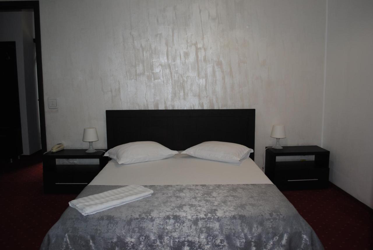 Hotel Corona โดรเบตา-ตูร์นู เซเวริน ภายนอก รูปภาพ