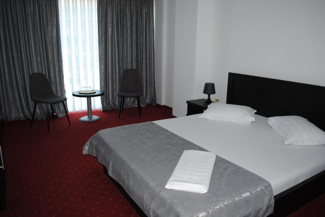 Hotel Corona โดรเบตา-ตูร์นู เซเวริน ภายนอก รูปภาพ