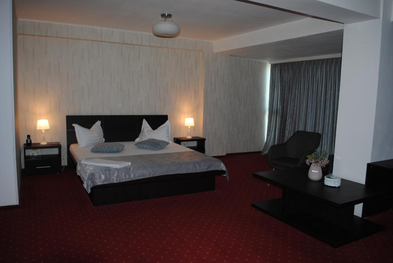 Hotel Corona โดรเบตา-ตูร์นู เซเวริน ภายนอก รูปภาพ